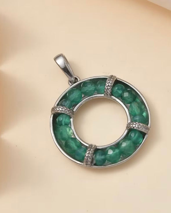 Green Onyx Circular Pendant With Chain