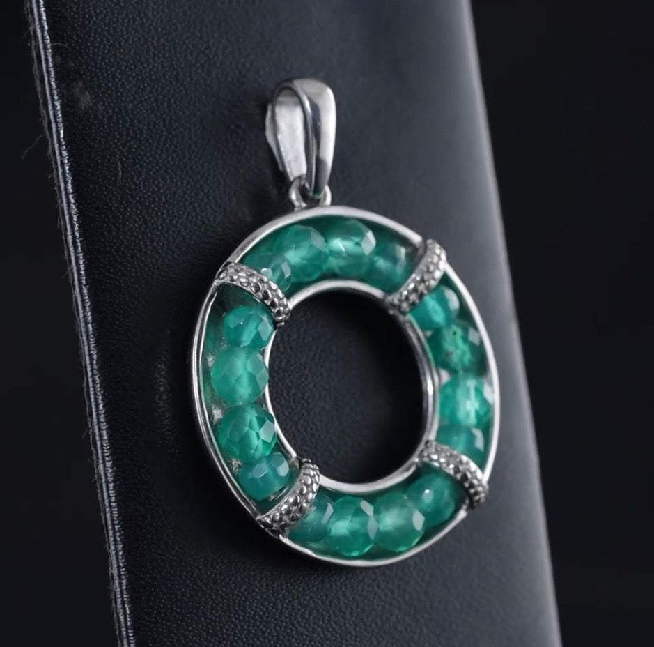 Green Onyx Circular Pendant With Chain
